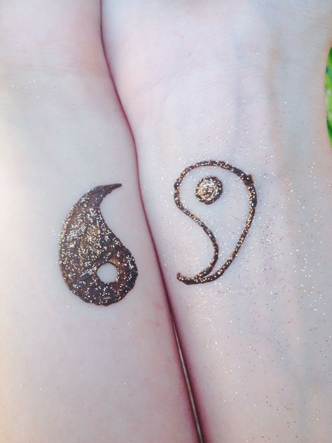 Henna tattoos(:- you and your best friend Matching Henna, Tattoo Friends, Small Henna Tattoos, Cute Henna Designs, Cute Henna Tattoos, Tattoos For Best Friends, Small Henna, Tattoo Design For Hand, Matching Best Friend Tattoos