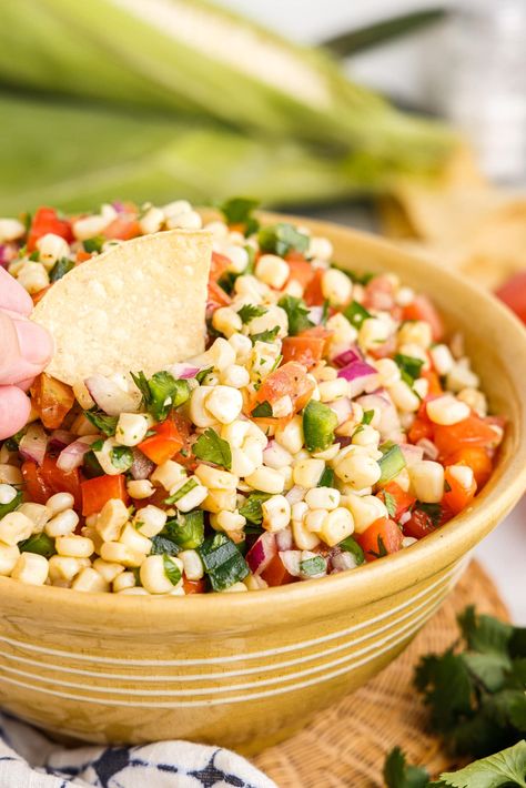 Sweet and zesty corn salsa is made with sweet corn kernels, tomatoes, red onion, jalapenos, bell peppers, and a generous squeeze of lime juice. This colorful summer salsa is full of fresh flavors and crisp texture. Jalapeño Corn Relish, Jalapeno Corn Relish, White Corn Salsa, Salsas Recipes, Cilantro Corn, Summer Salsa, Corn Salsa Recipe, Foil Packet Dinners, Corn Relish