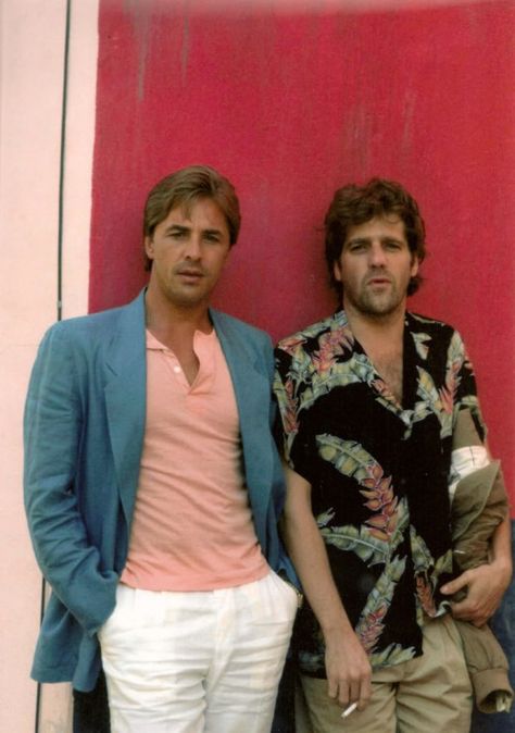 Don Johnson & Glenn Frey - Miami Vice “Smuggler’s Blues” (1985) Miami Vice Outfit, Miami Vice Party, Miami Vice Fashion, Miami Vice Theme, Look 80s, Glenn Frey, The Wedding Singer, Don Johnson, Miami Vice