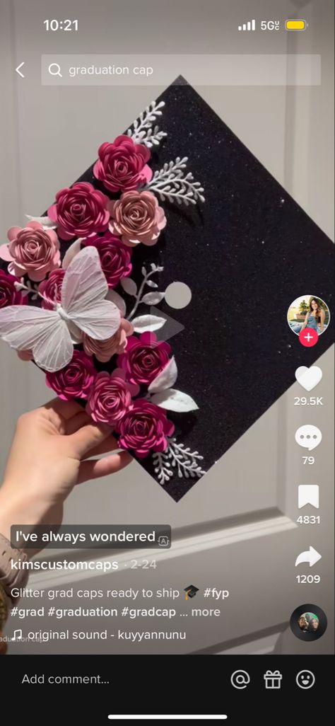 Cap Decoration Graduation Nail Tech, Flower Cap Decoration Graduation, Nail Tech Cap Decoration Graduation, Graduation Cap Designs Nail Tech, Floral Grad Cap Designs, Black Graduation Cap Designs, Flower Grad Cap Ideas, Graduation Cap Designs With Flowers, Nail Tech Graduation Cap