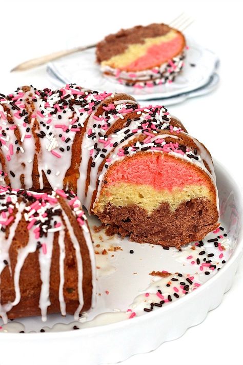 Neapolitan Pound Cake Neopolitan Cake, Neapolitan Cake, Chocolate Chip Pound Cake, Easy Easter Recipes, Baking Journal, Torte Cupcake, Banana Cake Recipe, Bundt Cakes Recipes, A Piece Of Cake