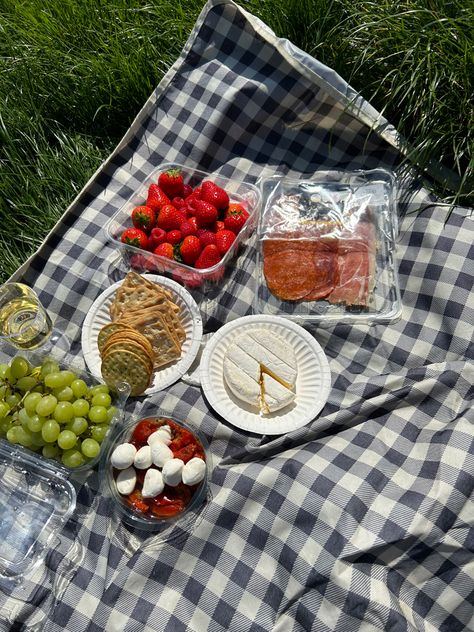 #springpicnic #picnic #food #springvibes #primrosehill #picnicideas #charcuterie #london #londonspring London Picnic, London Spring, Picnic Food, Spring Vibes, London