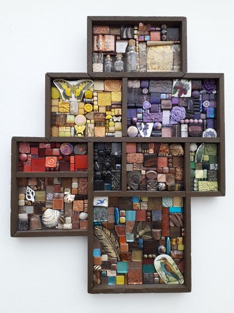 Found Object Mosaic, Found Object Art Ideas, Mosaic Workshop, Ceramic Mirror, Cabinet Of Curiosity, Mixed Media Mosaic, Recycled Art Projects, Natural Objects, Creative Wall Decor