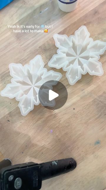 Snowflake Resin Ornament, Christmas Resin Ideas, Resin Snowflakes, Epoxy Christmas, Snowflake Ornaments Diy, Resin Crafting, How To Make Resin, Resin Ornaments, Simple Snowflake