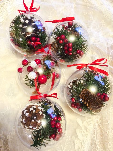 Christmas Ornament Crafts Clear Ball, Plastic Globe Ornament Ideas, Christmas Balls Crafts, Clear Plastic Ornaments Diy, Diy Christmas Baubles Craft Ideas, Christmas Ball Ideas Diy, Homemade Christmas Balls, Christmas Bauble Craft, Clear Baubles Ideas Xmas