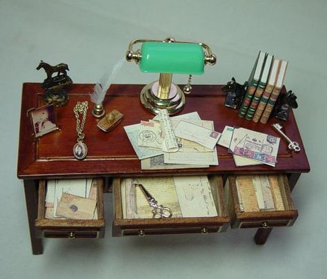 Dollhouse Study, Dollhouse Office, Diy Doll Miniatures, Victorian Dollhouse, Miniature Rooms, Miniature Houses, Miniature Crafts, Dollhouse Decor, Mini Things