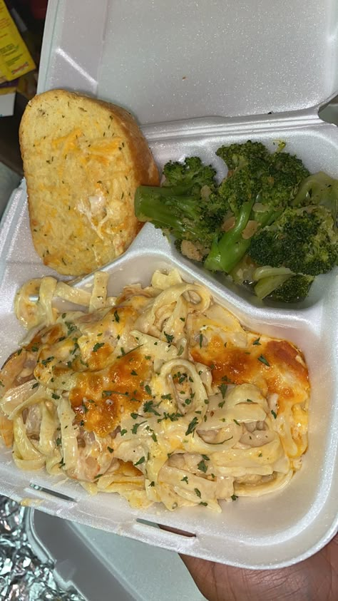 Alfredo Plates, Plate Sale Ideas, Selling Lunch Plates Ideas, Plates Of Food To Sell, Meals On Wheels Ideas, Plates For Sale Food, Plate Sale Ideas Food, Selling Dinner Plates Ideas, Shrimp Alfredo With Broccoli