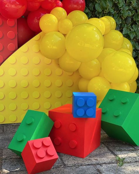 Legoland Theme Birthday Party, Lego Theme Parade Float, Blocks Theme Birthday Party, Lego Balloon Garland, Lego Birthday Party Balloon Arch, Lego Party Ideas Decoration, Lego Backdrop, Lego Party Backdrop, Lego Birthday Backdrop Ideas