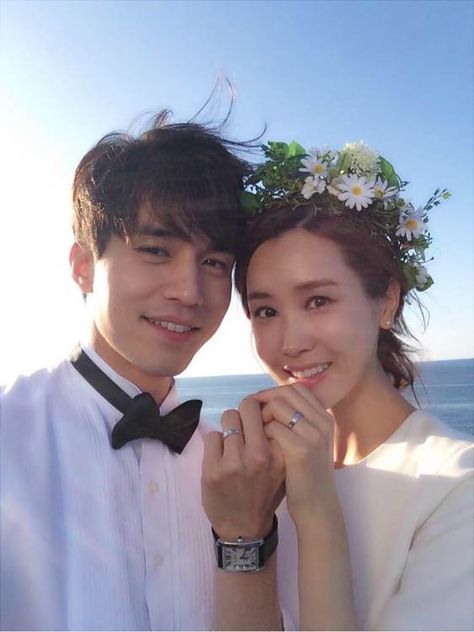 Lee Da Hae Posts Sweet Wedding Pics with Lee Dong Wook as Hotel King Wraps Up | A Koala's Playground Lee Da Hae, Ship Sailing, Hotel King, Dong Hae, Fangirl Problems, Dong Wook, Lee Dong Wook, Gong Yoo, Trik Fotografi