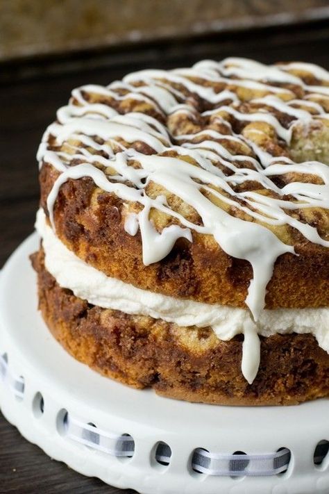 Cream-filled coffee cake (via Tastes of Lizzy T). Coffee Cake Filling, Filled Coffee Cake, Homemade Coffee Cake, Crumb Cakes, Breakfast Cake Recipes, Cake Cinnamon, Breakfast Coffee Cake, Simply Food, Cinnamon Filling