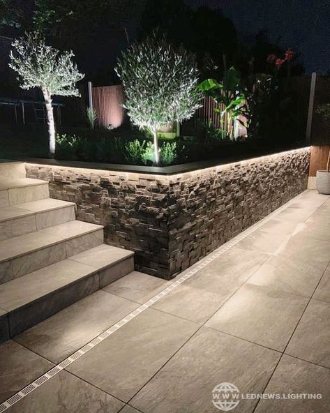 Dröm Hus Planer, Outdoor Lighting Design, Architectural Landscape, Outdoor Led Strips, Landscape Lighting Design, Modern Backyard Landscaping, Back Garden Design, Paint Modern, Waterfalls Backyard