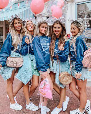 Sister Disney Outfits, Disney Picture Ideas Instagram, Disney World Photo Ideas, Disney Swag, Disney Bachelorette, Disney Mug, Disney Lifestyle, Disney Photo Ideas, Cute Disney Pictures