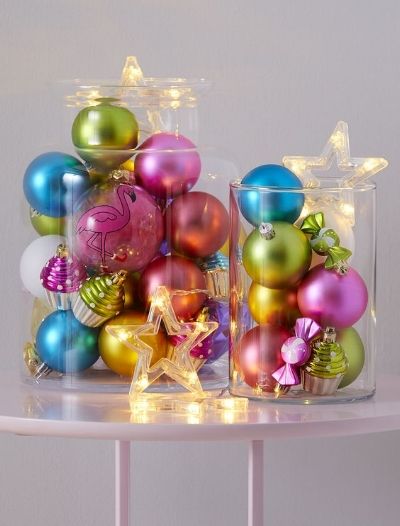 ALTERNATIVE CHRISTMAS DECOR FOR THE BOLD & BRAVE Christmas Bright Colors, Merry And Bright Christmas Party Theme, Colorful Christmas Centerpieces, Colorful Christmas Tablescapes, Colourful Christmas Decor, Colorful Christmas Table Decor, Christmas Decor Ideas Colorful, Colorful Christmas Decor Ideas, Colourful Christmas Decorations