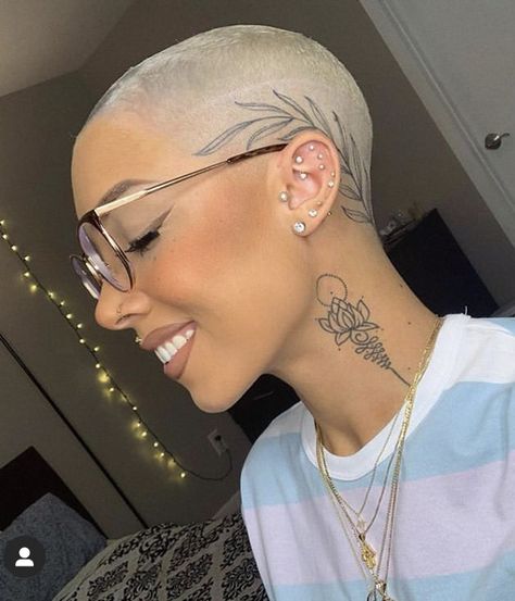 Back To School Hairstyles Easy, Bald Tattoo, Bald Head Tattoo, Hairline Tattoos, Scalp Tattoo, Trendy Short Hair Styles 2022, Short Hair Styles 2022, Bald Head Women, Hair Styles 2022