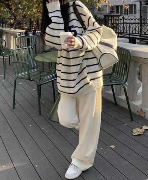 Fall Comfy Outfits, White Oversized Sweater, Cozy Sweaters Autumn, Korean Student, Wide Leg Pants Outfit, Oversized Sweater Outfit, Lazy Style, Cute Pajama Sets, Baby Tees Y2k