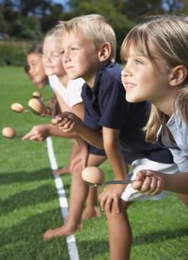 Egg Spoon Race, Egg Race, Race Birthday, Egg And Spoon Race, Easter Party Games, Picnic Games, Kitchen Spoons, Reunion Games, Family Fun Day