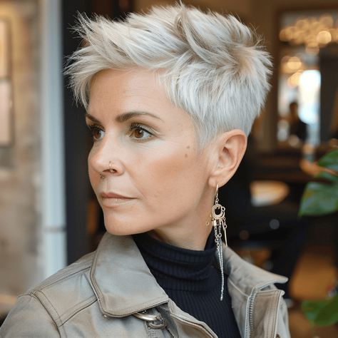 25 Elegante Kurzhaarfrisuren für Frauen ab 50 Short Blonde Pixie Cut, Very Short Pixie Cuts, Super Short Hair, Short Pixie Cut, Short Pixie, Pixie Cut, New Hair, Beautiful Hair, Advent