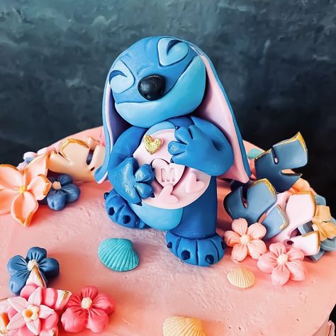 Stitch is zo populair ik heb al meerdere keren een leuke taart van hem mogen maken! Volgend jaar krijgt hij zelfs een live action movie! #Stichthemovie Deze keer heb ik een handgemaakt 3D Stitch van fondant gemaakt en ik vind hem wel heel schattig geworden en jullie? Stuur me een berichtje als jij ook een tof idee hebt voor wen taart bestelling! > 📧💞🙏🍰 #liloandstitch #liloandstitchcake #cutestitch #taartbestellen #taartinbrabant #denboschtaart #kindertaart #themataarten #verjaardagstaart... Live Action Movie, Action Movie, Lilo And Stitch, Live Action, Fondant