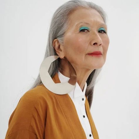 Woman Becomes a Fashion Model at 68 Years Old, Proving Age Doesn’t Define Beauty Sephora Holiday, Modern Makeup, Aging Beauty, Flower Photoshoot, Holiday Campaign, Portrait Photography Women, Advanced Style, Older Fashion, Beauty Standards