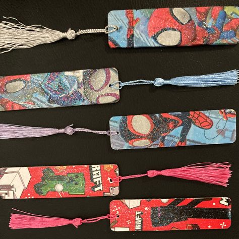 Quick And Easy Decoupage Bookmarks Decoupage Bookmarks, Decoupage With Book Pages, Newspaper Bookmarks, Paper Collage Bookmarks, Picture Book Endpapers, Modge Podge On Wood, Wood Bookmark Ideas, Modge Podge Fabric, Wooden Bookmarks Decoupage