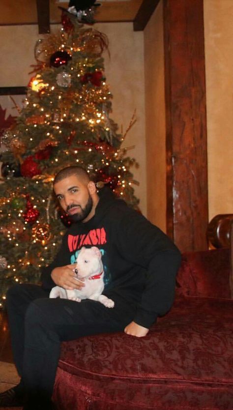 He's a damn dad.I Drake Christmas, Drake Christmas Wallpaper, Drake Christmas Pfp, Drake Fashion, Rihanna And Drake, Old Drake, Drake Photos, Drake Drizzy, Soulja Boy