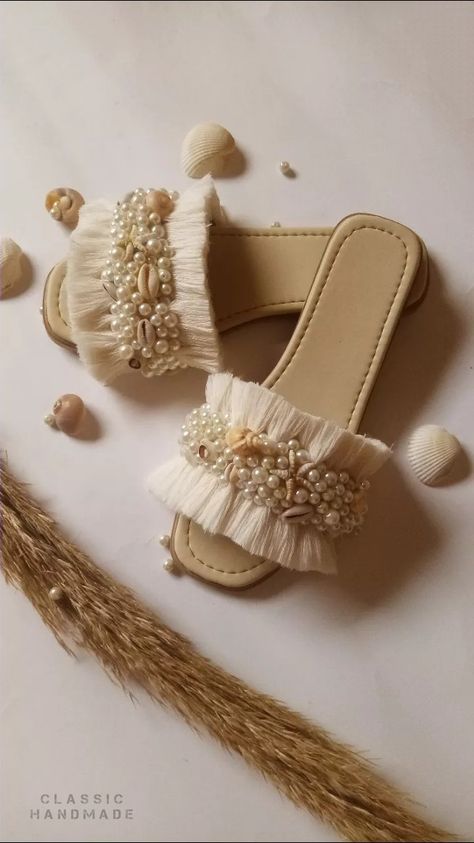 Macrame Slippers, Diy Shoes Heels, Macrame Sandals, Womens Vintage Tees, Diy Slides, Macrame Clothes, Fancy Sandals, Diy Sandals, Diy Slippers