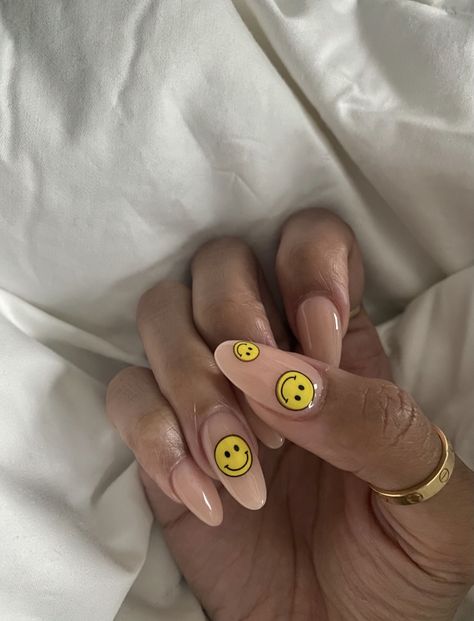 Smiley Nail Art, Bumble Bee Nails, White Lace Nails, Lights Lacquer, Matted Nails, Gradation Nails, Bee Nails, Gucci Nails, Evil Eye Nails