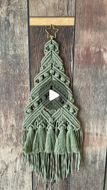 Macrame Christmas Tree Tutorials, Free Macrame Christmas Tree Patterns, Macrame Tree Ornament Diy, Macrame Christmas Wreath Tutorial, Macrame Christmas Tree Pattern Free, Macrame Tree Tutorial, Macrame Christmas Tree Diy, Macrame Wall Ideas, Large Macrame Christmas Tree