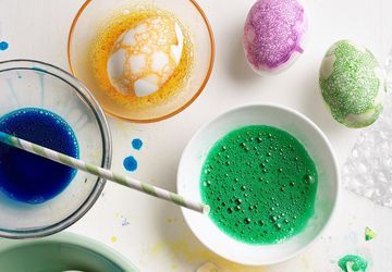 5 Creatively Messy Ways to Decorate Your Easter Eggs - Soap Star #kidfriendly #easter #eastereggs #easterdecorations Easter Eggs With Toddlers, Easter Bunny Ideas, Ways To Dye Easter Eggs, Cool Easter Eggs, Bunny Ideas, Dye Easter Eggs, Easter Eggs Kids, Making Easter Eggs, Creative Chaos