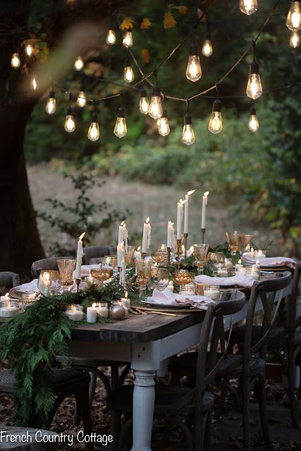 Tips for setting an elegant holiday table: Romantic Christmas tablesetting and centerpiece ideas for a French country styled holiday entertaining meal! #frenchcountry #christmasdecorating Winter Outdoor Dining, Outdoor Christmas Table Decorations, Outdoor Christmas Table Decor, Christmas Under The Stars, Christmas Outdoor Table Decor, French Christmas Table, Christmas Table Outdoor, Vintage Christmas Dining Table Decor, Outdoor Christmas Dinner