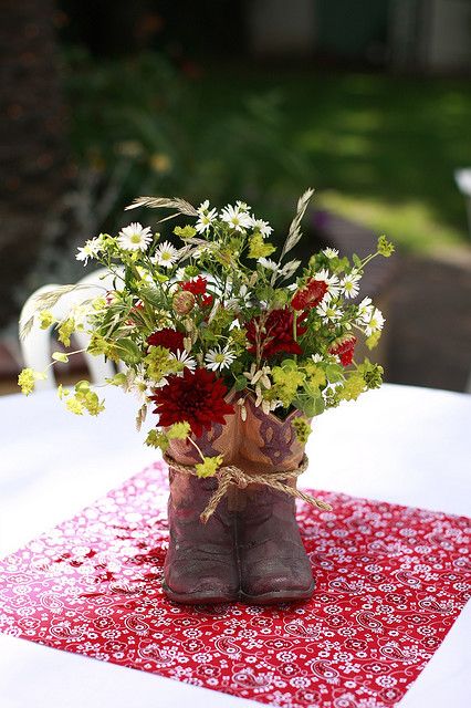 boots and flowers... Cowboy Boot Centerpieces, Western Wedding Centerpieces, Boot Centerpiece, Western Centerpieces, Cowgirl Boots Wedding, Wedding Cowboy Boots, Cowgirl Wedding, Quince Decorations, Western Theme Party