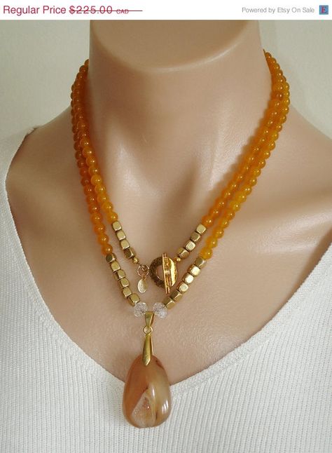 Carnival Jewelry, Beautiful Beaded Necklaces, Bridal Jewelry Vintage, Beaded Jewelry Necklaces, Pearl Necklace Designs, Yellow Jade, Beaded Necklace Diy, Jade Gemstone, Stone Beaded Necklace