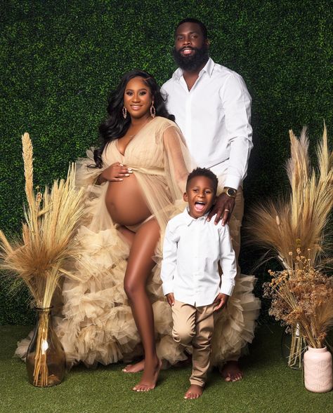 Maternity Photoshoot Ideas Black Women Family, Maternity Shoot Black Family, Maternity Shoot Ideas Family, Brown Maternity Shoot Black Couple, Black Women Maternity Shoot Photo Ideas, Black Family Maternity Photoshoot, Maternity Photo Shoot Ideas Family Of 3, Formal Maternity Shoot, Black Family Maternity Pictures