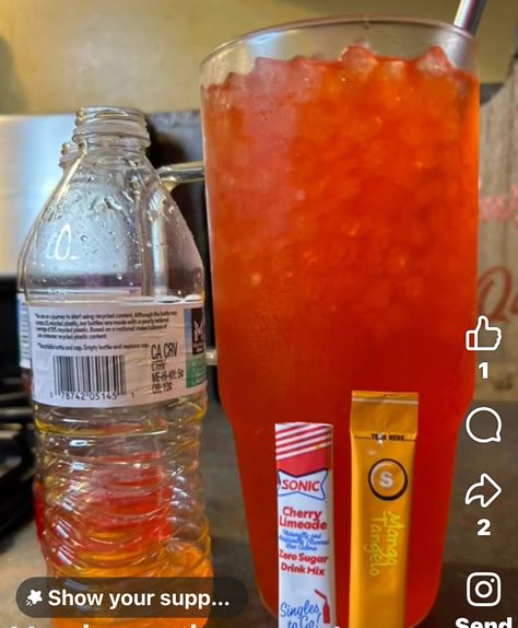 Christmas Water Recipes, Watertok Recipes, Flavored Water Drinks, Flavored Water Recipes, Water Mixes, Homemade Drinks, Fancy Drinks, Flavored Drinks, Water Recipes