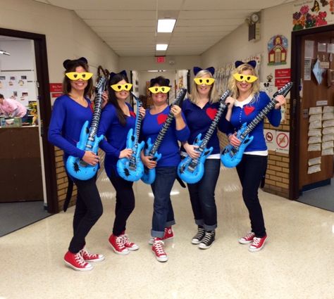 Kindergarten Teachers dressed like Pete the Cat on Halloween!  So FUN! Character Costumes For Teachers, Costumes For Teachers, Cats Costume, Storybook Character Costumes, Pete The Cat Costume, Book Characters Dress Up, Cat Costume Diy, Book Character Day, Great Costume Ideas