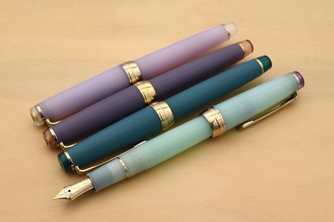 Fountain Pens Aesthetic, Fountain Pen Aesthetic, Fancy Books, Prop Reference, Sailor Fountain Pen, Art Arabe, Fountain Pens Calligraphy, Themed Restaurant, Sailor Pens