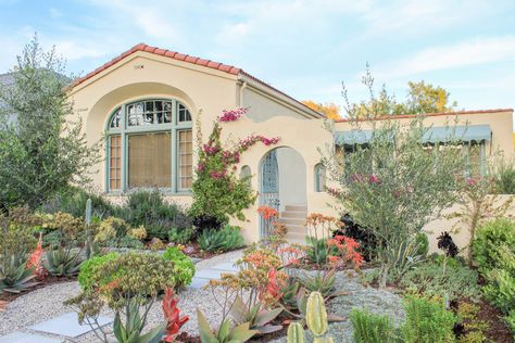 Spanish Style Meets California Friendly - Southwestern - Landscape - Los Angeles - by Urbafloria | Houzz California Front Yard Landscaping, California Front Yard, California Front Yard Landscaping Ideas, Spanish Landscaping, Los Angeles Landscape, Modern Front Yard, Flower Bed Designs, Living Fence, Backyard Plants