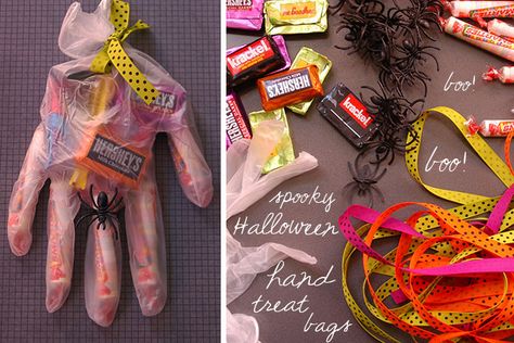 How To Tuesday – Spooky Halloween Hand treat bags – My Paper Crane Halloween Handout, Haunted Halloween Party, Creepy Halloween Party, Halloween Lollipop, Dulces Halloween, Easy Halloween Party, Kid Friendly Halloween, Fun Halloween Crafts, Halloween 2013