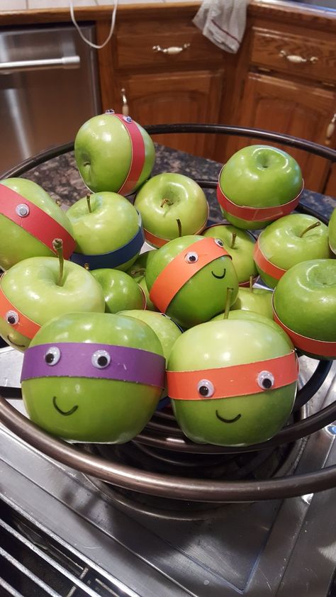 TMNT party Tmnt Food Ideas, Girls Ninja Turtle Birthday Party, Girl Ninja Turtle Party, Turtle Birthday Party Girl, Ninja Turtles Birthday Party Ideas Food, Tmnt Party Food, Tmnt Balloons, Healthy Birthday Treats, Girl Ninja Turtle