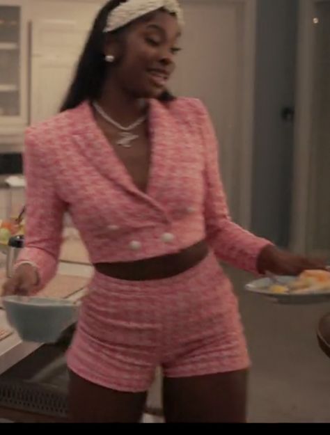 Bel Air Coco Jones, Hilary Banks Aesthetic, Coco Jones Bel Air Outfits, Hot Spring Outfits, Hilary Banks Outfits 90s, Spring In Paris Outfits, Hilary Banks Outfits, Converse Outfit Spring, London Outfits Spring