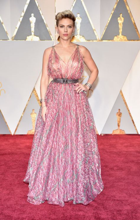 Scarlett Johansson in Fred Leighton jewelry. Oscars Red Carpet Dresses, Academy Awards Red Carpet, Oscars 2017, Red Carpet 2017, Azzedine Alaïa, Oscar Fashion, Vestidos Color Rosa, Oscar Dresses, Jessica Biel