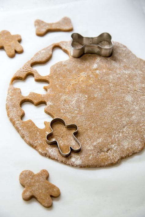 Gingerbread Dog Treats, Dog Gingerbread Cookies, Gingerbread Dog Treats Recipe, Dog Christmas Cookies, Cookies For Dogs, Gingerbread Dog, Pet Bakery, Dog Treats Recipe, Spring Snacks