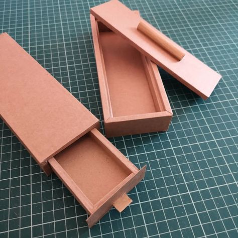 Pencil case series vol. 2 6mm cardboard as material. And small magnets are installed. 190mmx70mmx30mm #cardboardcrafts #cardboard #stationery # pencilcase #diy Cardboard Paper, Diy Cardboard, Cardboard Crafts, Small Magnets, Vol 2, Pencil Case, Magnets, Pencil, Stationery