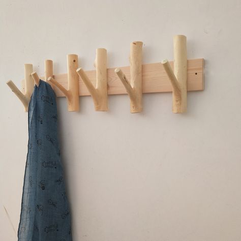 Diy Wood Hanger, Coat Wall Hanger, Tree Branch Coat Rack, Wood Wall Hanger, Wooden Coat Hooks Diy, Coat Hook Ideas, Unique Coat Hooks, Takken Decor, Branch Decoration