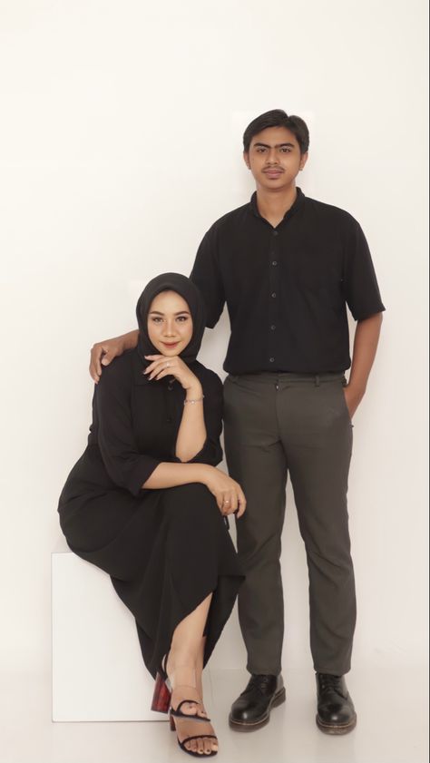 Photobox Ideas Pose Couple, Ootd Couple, Pose Prewedding, Pose Couple, Studio Photoshoot Ideas, Photo Studios, Studio Poses, Pre Wedding Poses, Couple Pose