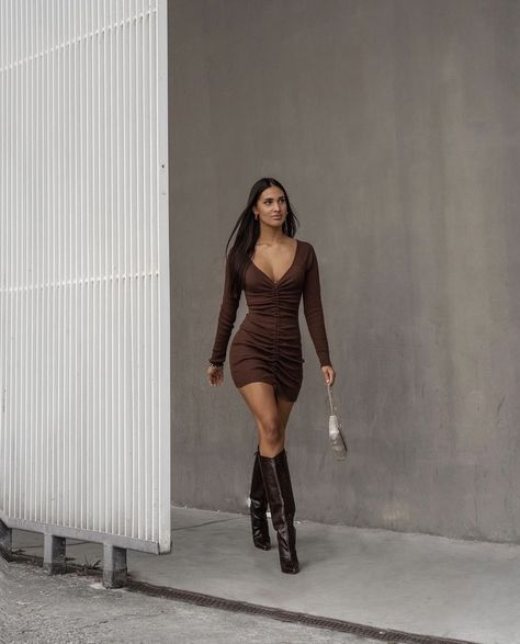 Army Boots Outfit Women, Army Boots Outfit, Brown Boots Outfit, Bodycon Gown, Army Boots, Army Women, Looks Chic, Dress Code, Model Poses