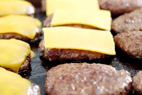 Hamburgers On Blackstone Griddle, Burgers On Blackstone Griddle, Burgers On Griddle, Griddle Burgers, Grilling Frozen Burgers, Outdoor Griddle Recipes, Blackstone Cooking, Outdoor Griddle, Smoked Burgers