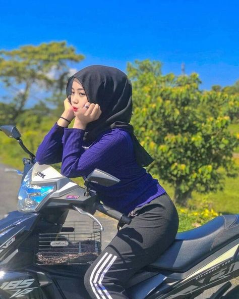 Melayu Padu, Awek Sekolah, Hijab Teen, Seluar Ketat, Medical Outfit, Creative Profile Picture, Muslim Women Hijab, Muslim Hijab, Beautiful Muslim Women