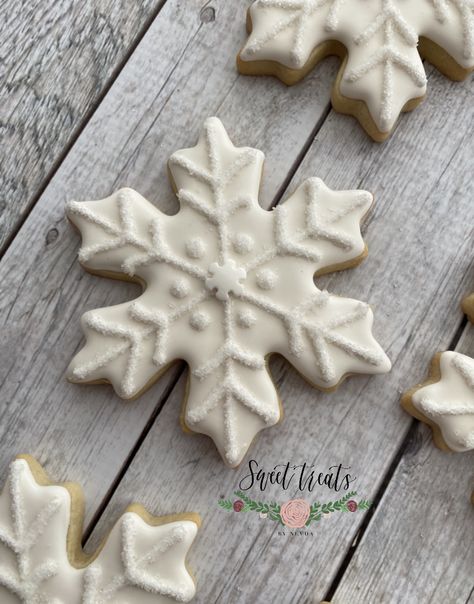 Snow Flake Cookie Designs, Buttercream Snowflake Cookies, Sugar Cookies Snowflake, Snowflake Cookie Designs, Snowflake Cutout Cookies, Pink Snowflake Cookies, Snow Flake Cookies Royal Icing, Snowflake Cookie Decorating Ideas, Snowflake Decorated Sugar Cookies