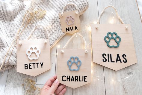 This dog name plate for wall is a hanging dog name sign, a custom dog kennel tag with your dog name . This wooden sign for your dog corner is a cute custom name pet plate made from wood and a perfect christmas gift for dog owner, dogmom, puppy owner or pet lover. The personalized dog name sign is handmade from wood and can be hanged in a dog corner or a kennel and crate.  DETAILS ----------- - dog name is handmade in Switzerland from 3mm thick birch wood and a laser cut pawprint - this lightweig Dog Name Sign, Custom Dog Kennel, Extra Large Dog Crate, Dog Room Decor, Dog Toy Box, Dog Corner, Large Dog Crate, Laser Projects, Laser Ideas